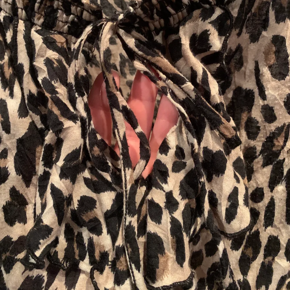 GARDEROBSRENSNING✨ superskön och fin leopardmönstrad blus med fin detalj vid urringningen. Det står Promod i den men osäker på var den är köpt. Det står inte storlek i den men skulle gissa lite större S eller M. Säljer pga att den inte längre används. Använd några gånger men i väldigt bra skick. Skriv om ni vill ha fler bilder💗 Köparen står för frakten☺️. Blusar.