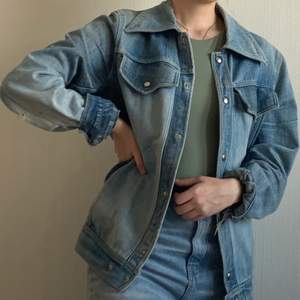 Really nice vintage denim jacket from the 70s. Small distressed details on the sleeves and super cool typical 70s collar! 