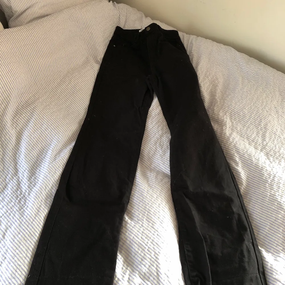Knappt använda, skitsnygga svarta jeans frpn zara. Väldigt långa på mig som är 164cm! Sitter som en smäck. Säljes pga har för många byxor.... Jeans & Byxor.