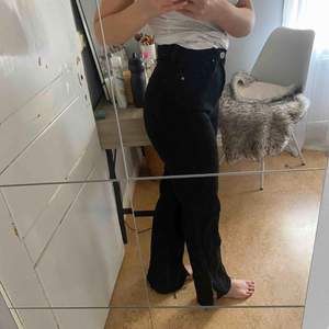 Jeans med slits från Ida Carlssons kollektion med Madlady🤩 jag är 170cm.   Frakt 50kr💕