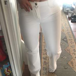 Skit snygga lite låg midjade raka vita jeans i storlek 36 