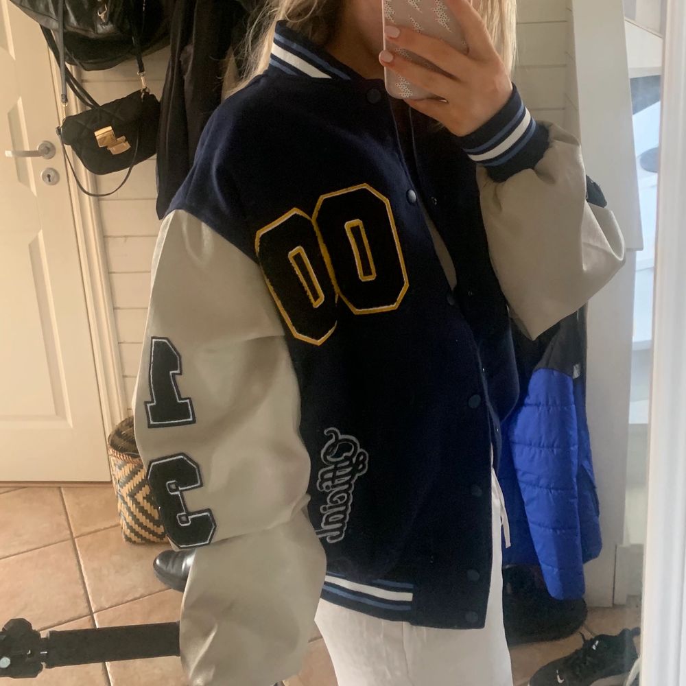 Intressekoll på min as coola varsity jacket. Slutsåld , strl m herr men sitter snyggt oversized på mig som brukar ha small. Såååå snygg o cool. Kommer tyvärr inte till användning, bara använd en gång. Säljer bara vid bra bud. ❗️HAR LAGT UPP EN TILL ANNONS MED BUDGIVNINGEN❗️. Jackor.