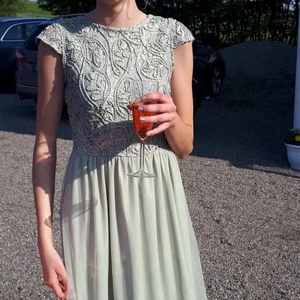 Balklänning - ‼️ SÄNKER PRISET TILL 500kr‼️ Ljusgrön balklänning endast använd en gång, inte uppsydd och är som ny. Färgen är som på dem två första bilderna😍 Klänningen med den färgen går inte att köpa längre. Mer bilder eller info bara fråga! 