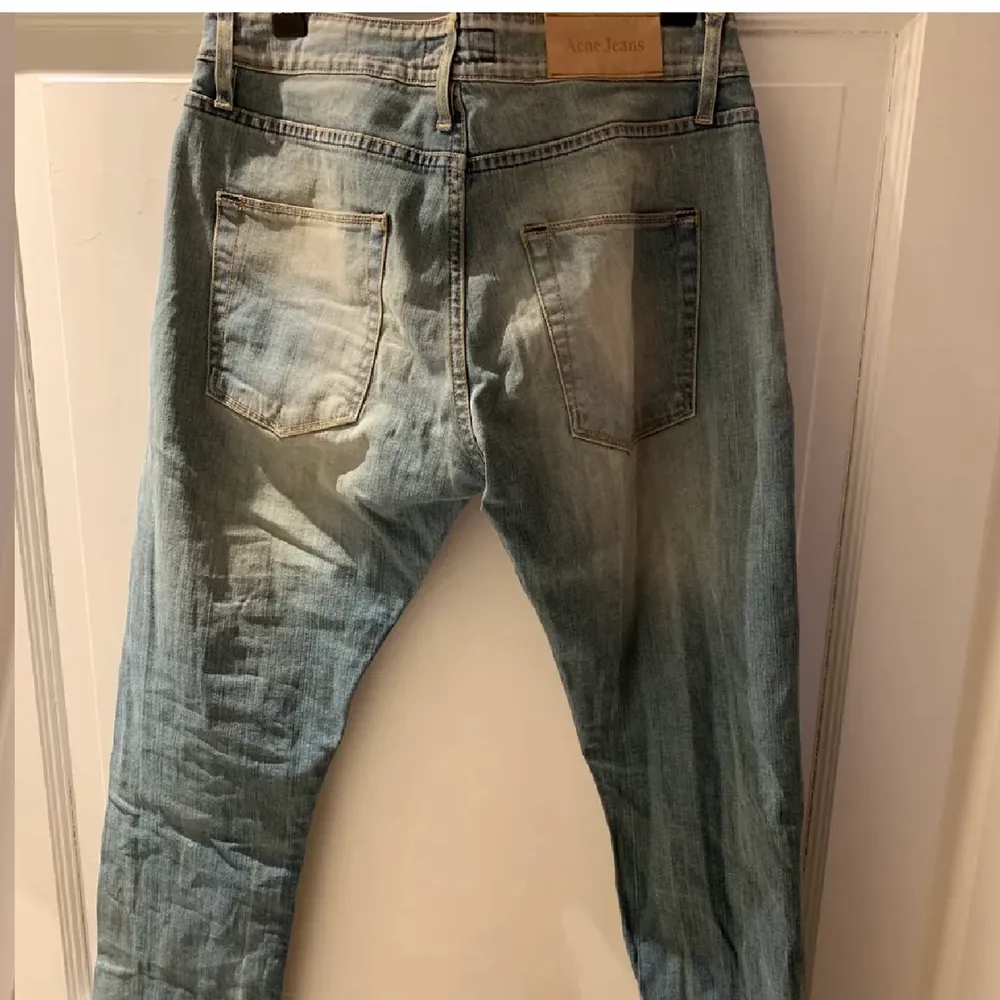 Acne jeans, lågmidjade med slitningar.                       Modell: Hug French                                                                        Storlek: 26/32.                                                                              Kan både frakta och mötas upp i Stockholm ( innerstad ) . Jeans & Byxor.