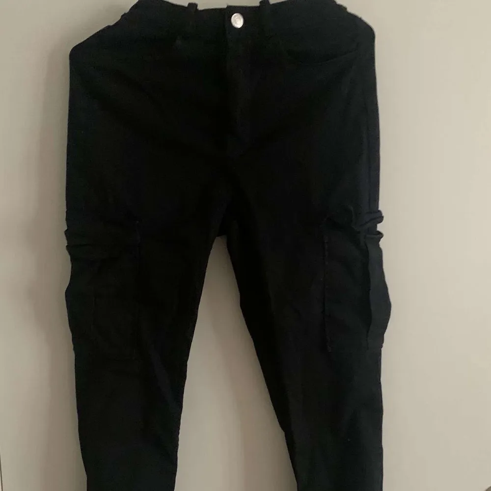 Ett par svarta byxor med fickor på sidan i storlek S  Köpt från BikBok - ordinarie priset 299kr, men säljer för 120kr. Eventuell frakt betalas av köparen. Hör av er för mer information. . Jeans & Byxor.