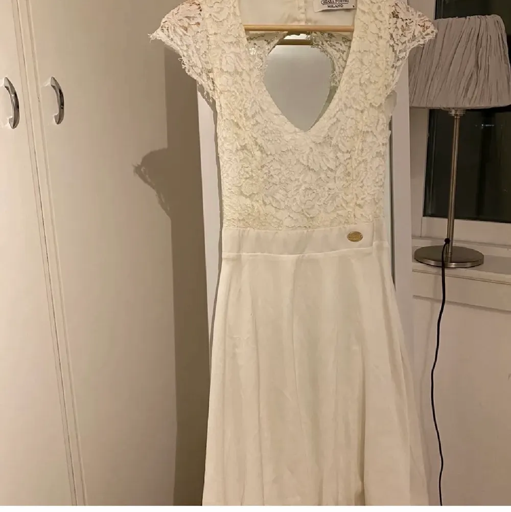 Nu själjer jag denna fina vita klänningen. Den har endast används 1 gång och är en väldigt skön och bekväm. Klänning som är helt perfekt för konfirmation eller studenten! Jag köpte den på bubble room för 599 kr men nu säljer jag den för endast 199kr💗💗. Klänningar.