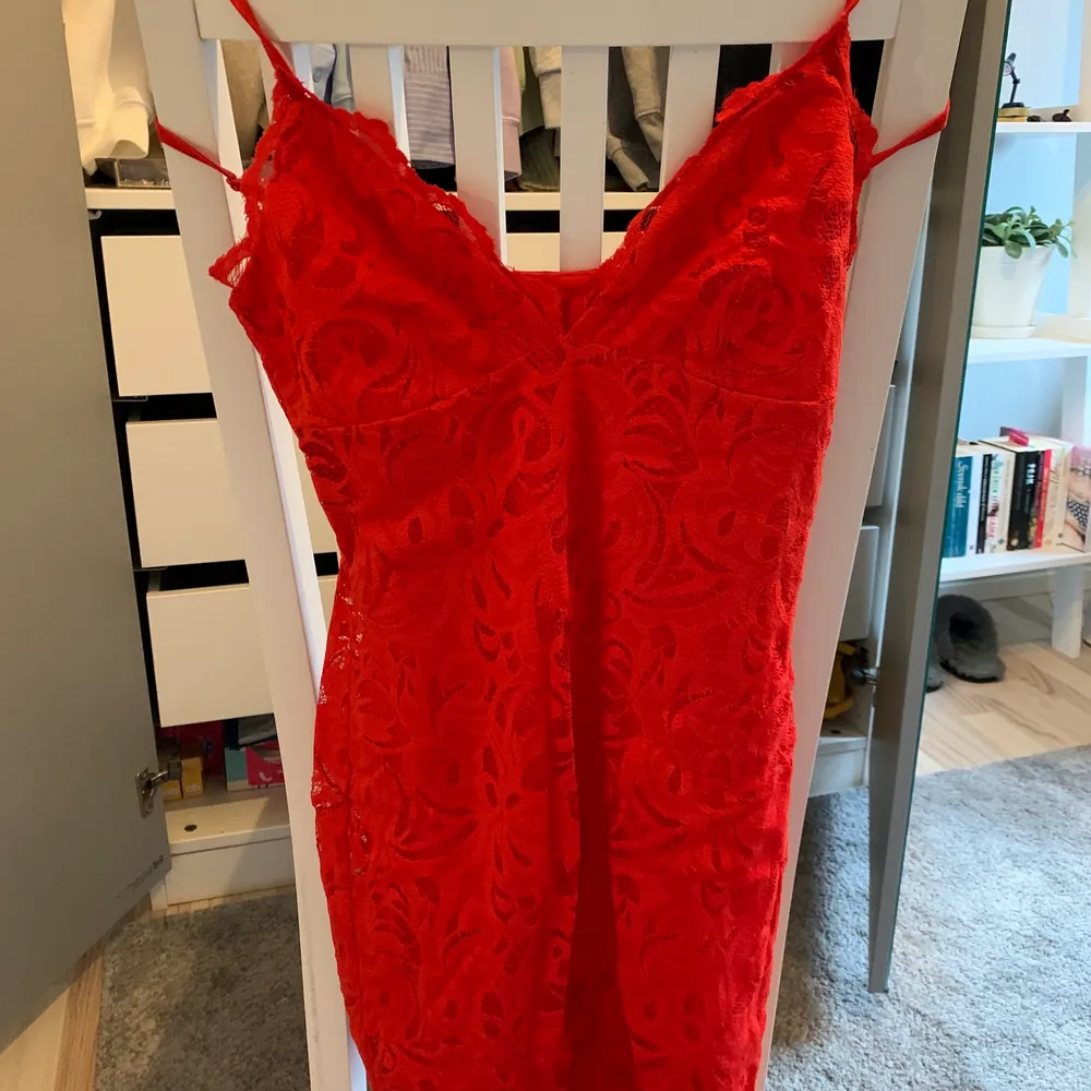 ”Lysande” röd klänning i spets (blomsters?) från H&M’s prenium/guldkollektion. Justerbara axelband och tunn vaddering/bra byststöd. Endast testad och köpt för 300-400 kr har jag för mig. Köparen står för frakten och jag meddelar hur mycket och skickar bilder på allt. . Klänningar.