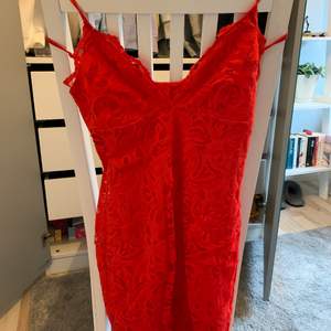 ”Lysande” röd klänning i spets (blomsters?) från H&M’s prenium/guldkollektion. Justerbara axelband och tunn vaddering/bra byststöd. Endast testad och köpt för 300-400 kr har jag för mig. Köparen står för frakten och jag meddelar hur mycket och skickar bilder på allt. 