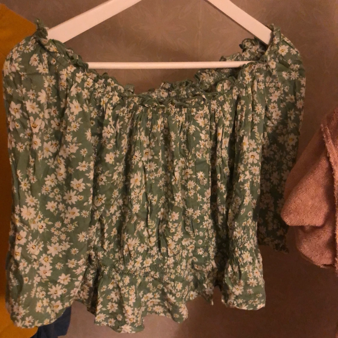 TRENDIG, BLOMMIG OFF SHOULDER BLUS!