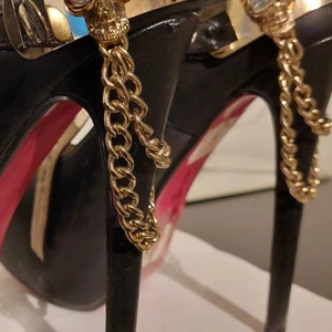  Högklackat  -  Super  snygga   högklackade   med kedjor som hänger över  klacken.   Sitter  fast med  dödskalle  som man kan över plocka bort  kedjorna  ifall man  vill.  Super  snygga  Super  sexiga. Köpta utomlands för 5.000 kr . 