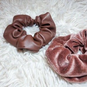 Scunchies 🤎💖 - 2 ST SNYGGA SCRUNCHIES ~ 1 Fluffig Puderrosa Scrunchie i Sammet & 1 Brun Scrunchie i "Skinn". Snygga som accessoarer i håret eller runt handleden🥰 2 15kr för båda. OBS. Frakt betalas utav köparen