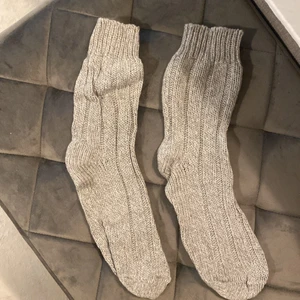 Stickade strumpor  - Säljer mina helt oanvända stickade strumpor i storlek 39 