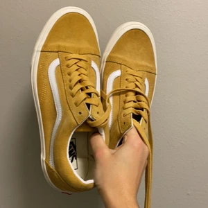 New!!!! 💛💛💛💛 - My boyfriend bought and didn’t use them!, so the color is like mustard and they are in perfect condition 