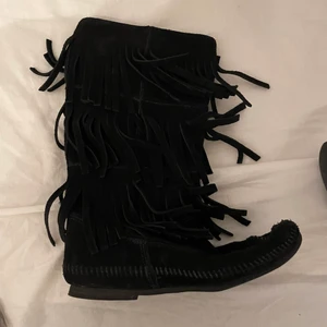Stövlar med fransar - Jättefina stövlar från minnetonka. Köptes second hand men är i jättefint skick! Säljs pga för små💕 Nypris 2000kr säljer för 400kr + frakt