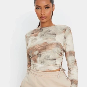 Topp - Säljer denna jättefina tröja! Den är som sagt ny och prislappen sitter kvar. Den är i storlek 42 men skulle säga att den passar 40 och 38 då den tyvärr var för liten för mig. Nypris är 200kr då den kostar 300 på hemsidan🥰