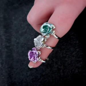 Ringar - Säljer dessa oanvända ringar. Dessa ringar är justerbara så att de passar alla!🥰 tänker mig från 30 kr styck för dessa + frakt☺️ Skriv vid frågor!