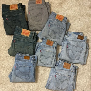 LEVIS JEANS - 🛑🛑 HAR FÅTT ÖVER 400 MEDDELANDEN SÅ HAR LAGT UT BILDER PÅ ALLA JEANSEN I OLIKA ANONSER, SKRIV GÄRNA PÅ VARJE ENSKILD ANNONS!! 🛑🛑 Säljer massor av olika vintage Levis jeans i olika storlekar och modeller! Har mest storlek S men även XS och M. De flesta är low waisted straight men finns också raka med high waist och så vidare 💙 Bara skriva för fler bilder och om det är någon speciell modell/storlek som ni söker ⭐️⭐️ 