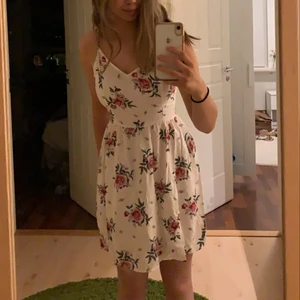Sommarklänning  - Blommig sommarklänning från H&M, storlek 34