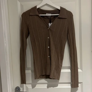 Fin topp - Helt ny tröja endast testad. Säljer då jag inte använder den och den bara hänger i garderoben. Köparen står för frakten✨💘