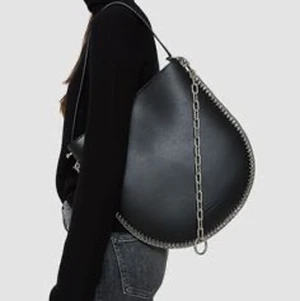 Alexander Wang Roxy Hobo Reverse Lim.Edi - Äkta Roxy Hobo Limited edition Turnable med tjocka kedjan. Ena sidan är vit and är svart! Två i en-väska. Mycket fint skick, använt ett fåtal gånger. litet märke på den vita sidan (ska lägga bild som kommentar) liten löstagbar plånbok, tjocka kedjan. Lång crossover (avtagbar) och kortare toto strap. Tags, dustbag och kvitto finns. Nypris 7000€ 