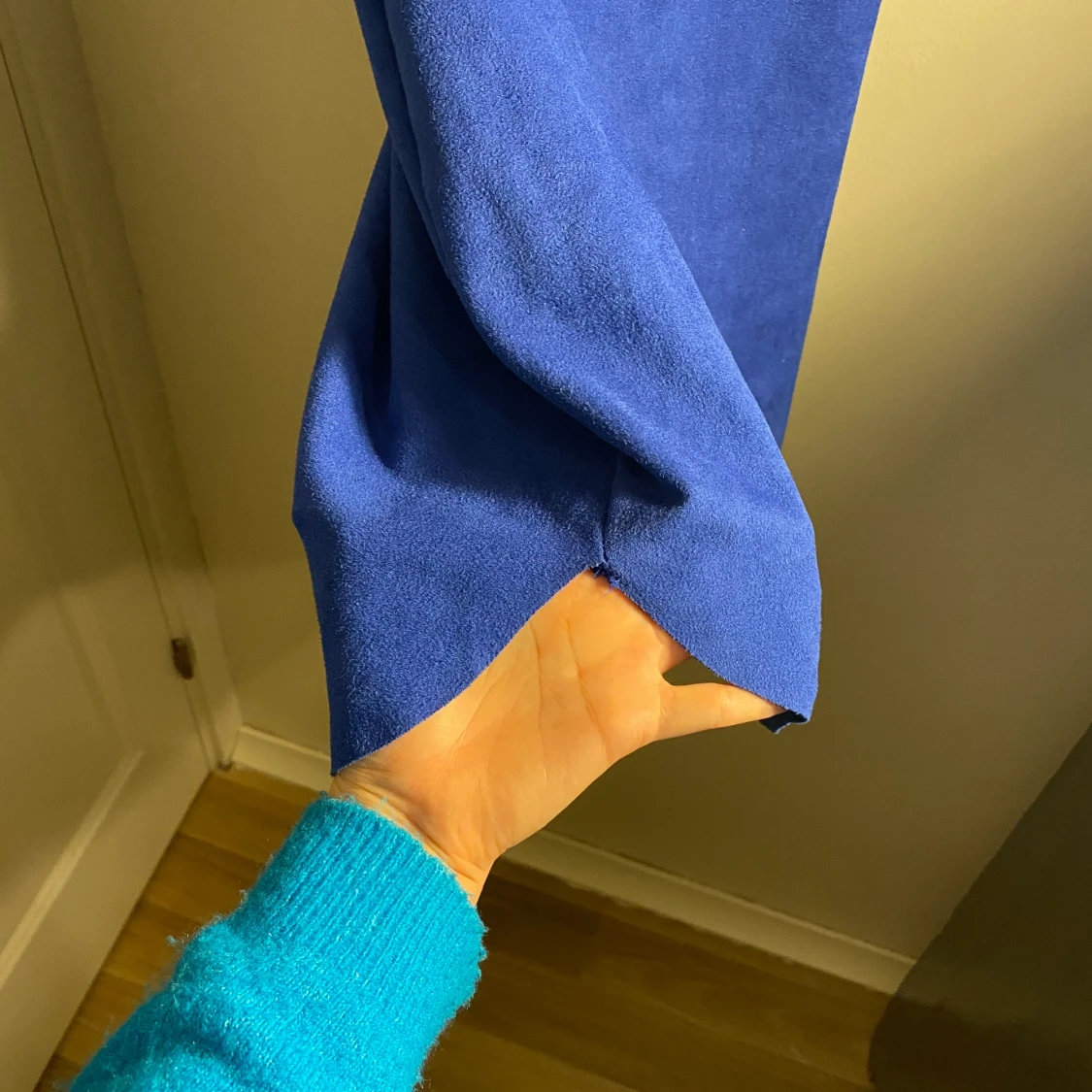 Mörkblå klänning i mocka  - 91