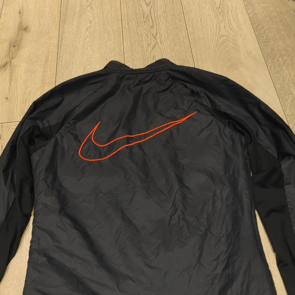 Nike sport jacka, knappt använd och i bra skick, väldigt tunn och skön att ha på sommaren eller när man tränar, köpte den för 800 kr. Köparen står för frakten ✨. Jackor.