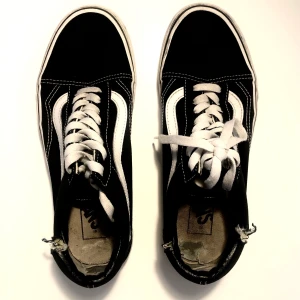 VANS OLD SKOOL - De är absolut använda men fortfarande fräscha! Lite slitna på sidorna och på sulan (insidan så syns inte). Använda ca 8 månader (säljer bara pga platsbrist) 🙃💃🏽