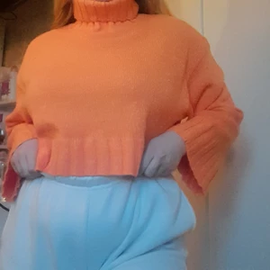 Polotröja - Detta är en polotröja i storlek M super snygg har aldrig använt denna i super fint skick. Och vid armarna är det ribbat material. Jag köpte denna för 310 kr nu säljer jag denna för 260 kr 