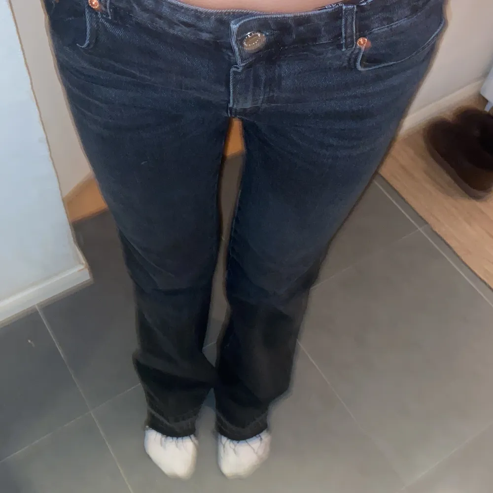 ZARA raka grå jeans med slitningar nere midwaist😋. Farkut & Housut.