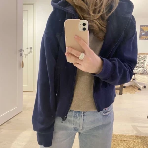 Zip hoodie  - Säljer denna croppade zip hoodie ifrån zara! Köparen står för frakten 🥰