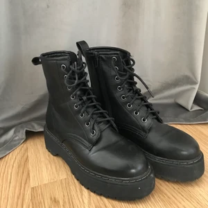 Skor - Säljer dessa balla skorna som är endast använda två gånger! Superfint skick! 