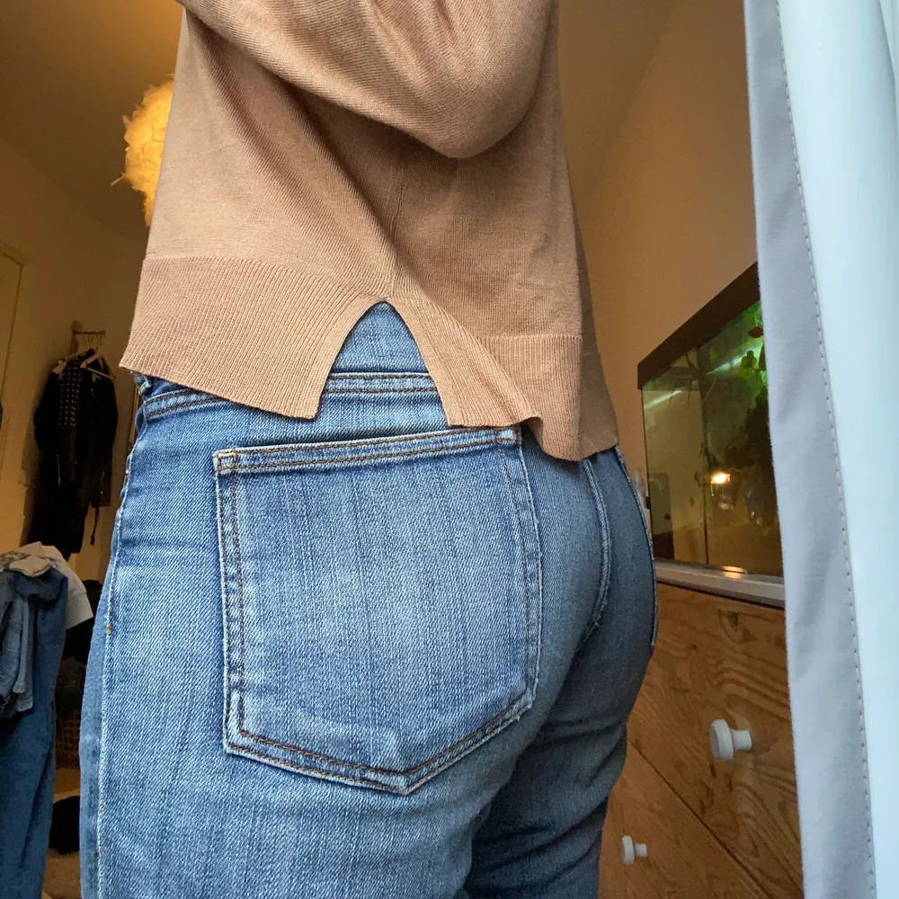 As coola och snygga acne jeans med låg midja💙 använt skick med en del slitningar men fof i ganska så bra skick 💗 säljer för dom är preeecis för korta på mig som är 180😰 str 30/32 men skulle mer säga att dom passar W27-30, perfekta för en W28. Jeans & Byxor.