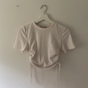 ZARA crop top med knytning - Helt ny croppad top från zara, säljer då den aldrig används🥰