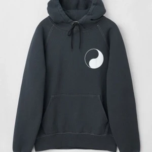 workshop hoodie - our legacy work shop hoodie i storlek 48. Aldrig använd så i toppskick. Skickar givetsvis egna bilder vid intresse 💚