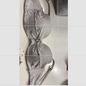 Bikini - En jätte fin bikini, svart och vita ränder. Paddad topp så den blir typ som en bh. Högmidjad underdel.💗 Själva bikinin är storlek S och toppen är 75A