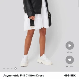 Studentklänning NA-KD - Superfin klänning från NA-KD som är perfekt till studenten. Aldrig använd med lappar kvar. Storlek 32 men stor i storleken så tror den kan passa nån med 34/36🤍🤍🤍