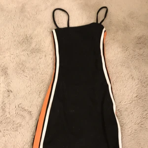 Svart Klänning med Ränder Från H&M - Säljer nu min svarta klänning från H&M i storlek XXS💞 Köpte för ca 99kr ny på rea och säljer nu för 60! Är för liten för mig som är 160, men den är mest liten runt bysten, alltså inte i längden. Endast använd en gång. Finns i Östersund 🤍   