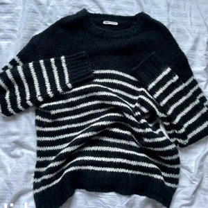 Randig stickad tröja - En tröja från primark som nästan är identisk med denna slutsålda tröjan från zara (bara lite färre streck). Kontakta för fler bilder💕budat är budat! Kommer avsluta budgivningen lördag 19:00 istället för 16:e!!!!!!!! Köp direkt för 120+ frakt