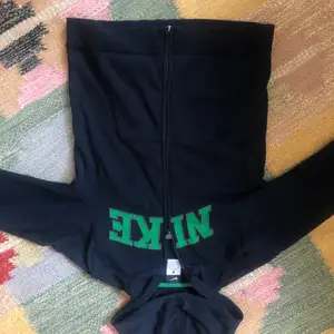 Nike hoodie zipup. Mörkblå med grön text. 