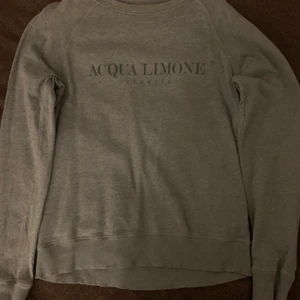 AquaLimone sweatshirt strl M - Säljer min gråa AquaLimone sweatshirt, använd vid ett få tal tillfällen och säljer pga för stor storlek. Köpt för 1200kr och säljer för 200kr. Inget slitage över huvudtaget. Strl M.