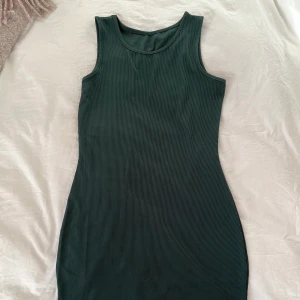 Grön figurnära ribbad klänning strl S - Endast använd 1 gång, grön figurnära ribbad klänning i storlek S. Superskön och snygg! Frakt 52kr🥰