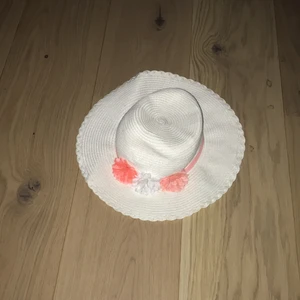 Sommarhatt från h&m - Sommarhatt i barnstorlek, passar ett litet huvud. Återkommer med frakten vid köp.