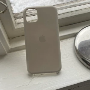 Apple skal - Vitt Apple skal för iPhone 11😊Finns dessvärre en liten skråma (som syns på bilderna), men i övrigt är skalet i mycket fint skick!