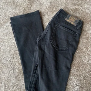 Low rise bootcut jeans från Crocker - Sjukt bekväma och snygga jeans från crocker. Stl: w26 l33. Jeansen är använda och har en slitning på baksidan av ena byxbenet (se bild), annars fint skick. Säljer pågrund av att dom inte passar längre🥰 Priset är exklusive frakt och köparen står för frakten.