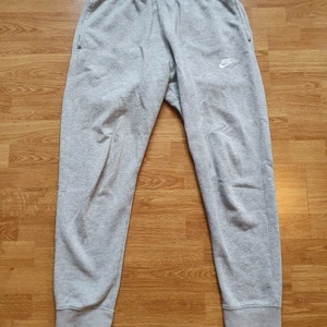 Nike Mjukisbyxor - Dem är ganska använda men inga hål eller annat. Storlek M men passar S. 