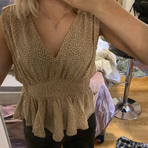 Brun vit tröja - Man kan ha tröjan till lite vad man vill