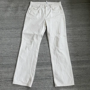 Weekday jeans  - Weekday voyage jeans i size 34/32 i bra skick men har lite fläckar här och där 