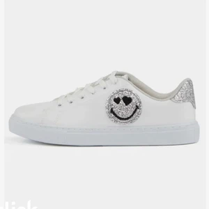 Smiley sneakers - Säljer mina smiley sneakers köpa från Zalando. Dom är helt slutsålda på hemsidan. Helt oanvända och i superbra skick 🤍