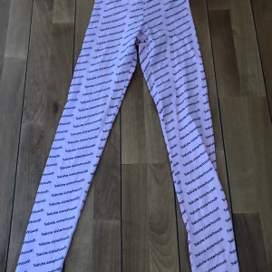 Byxor - Byxor från monki! Rosa💗 endast använd en gång💖 köpte förra året☁️