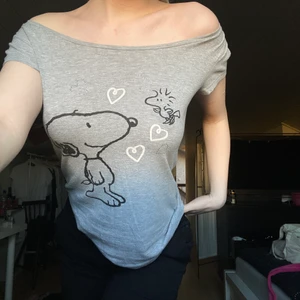 Snobben tröja - Säljer min y2k snobben tröja😍 man kan ha den off shoulder om man vill eller så kan man ha den som en vanlig t shirt. Den är väldigt stretchig! Det står ingen storlek på den men skulle säga att den passar XS-M💕 vid frågor skriv bara till mig☺️